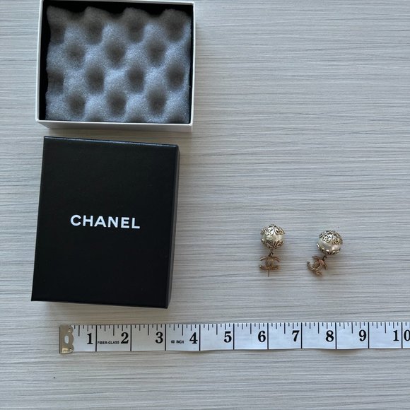 Vintage Logo earrings - Picture 8 of 16